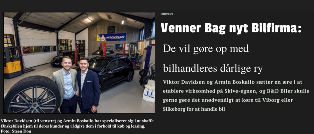 To mænd i bilværksted med luksusbiler