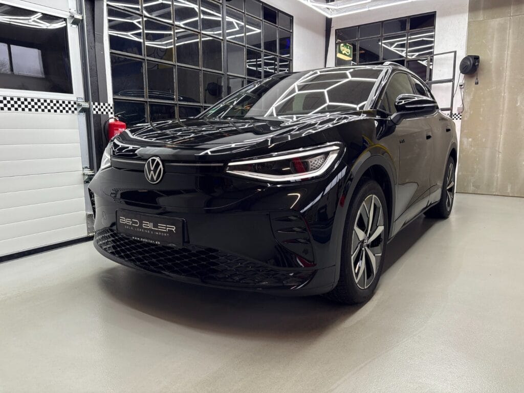 Sort Volkswagen elbil i showroom