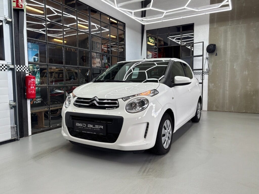 Hvid Citroën bybil udstillet i bilforretning