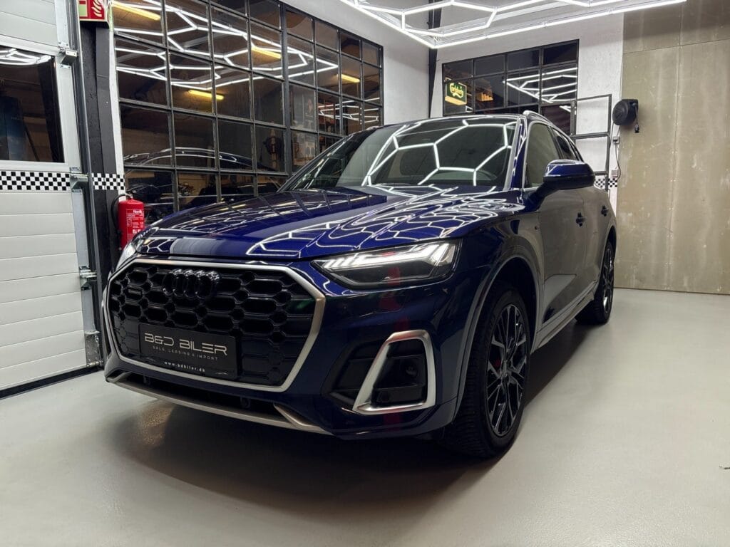 Blå Audi SUV i moderne biludstilling