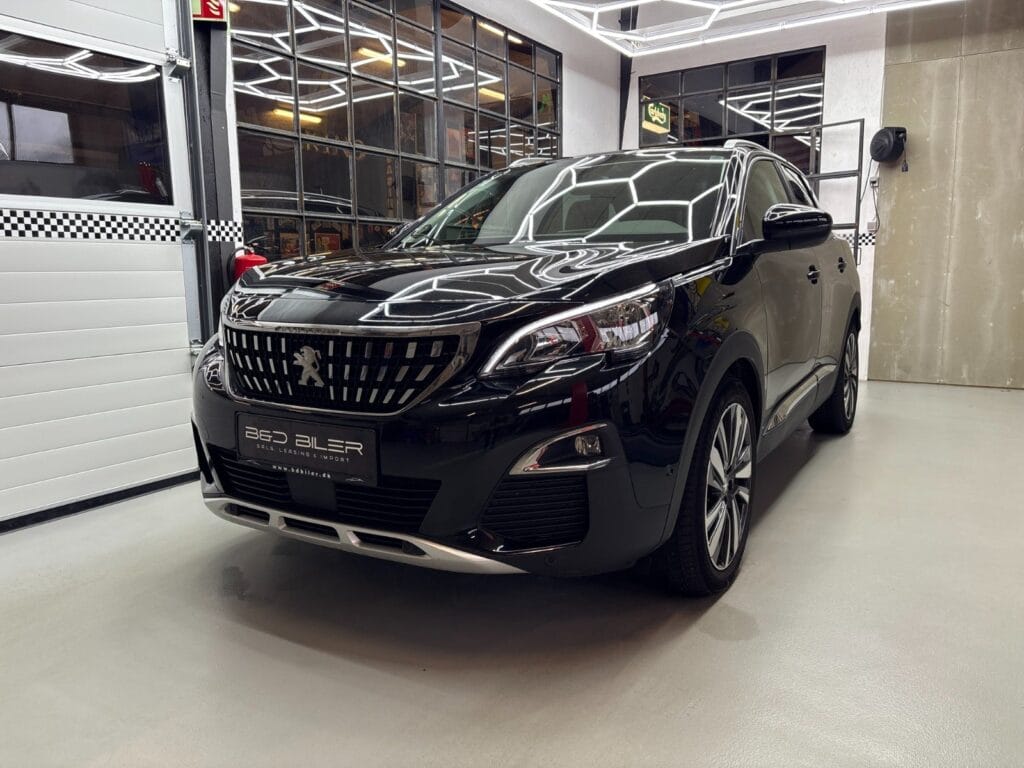 Sort Peugeot SUV i udstillingslokale