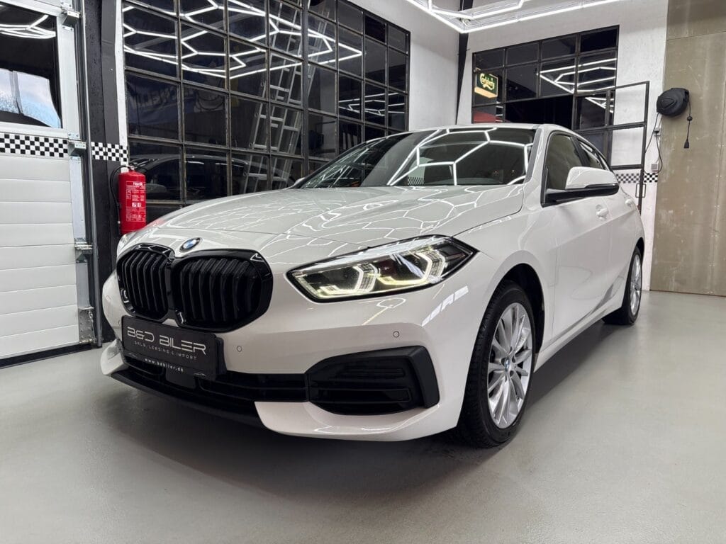 Hvid BMW hatchback i moderne udstillingslokale